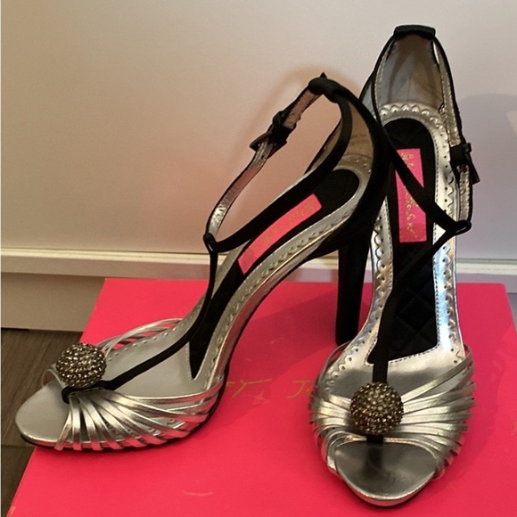 NEW | Betsey Johnson Black and Gold Heels • Size 7.5 - Picture 1 of 4